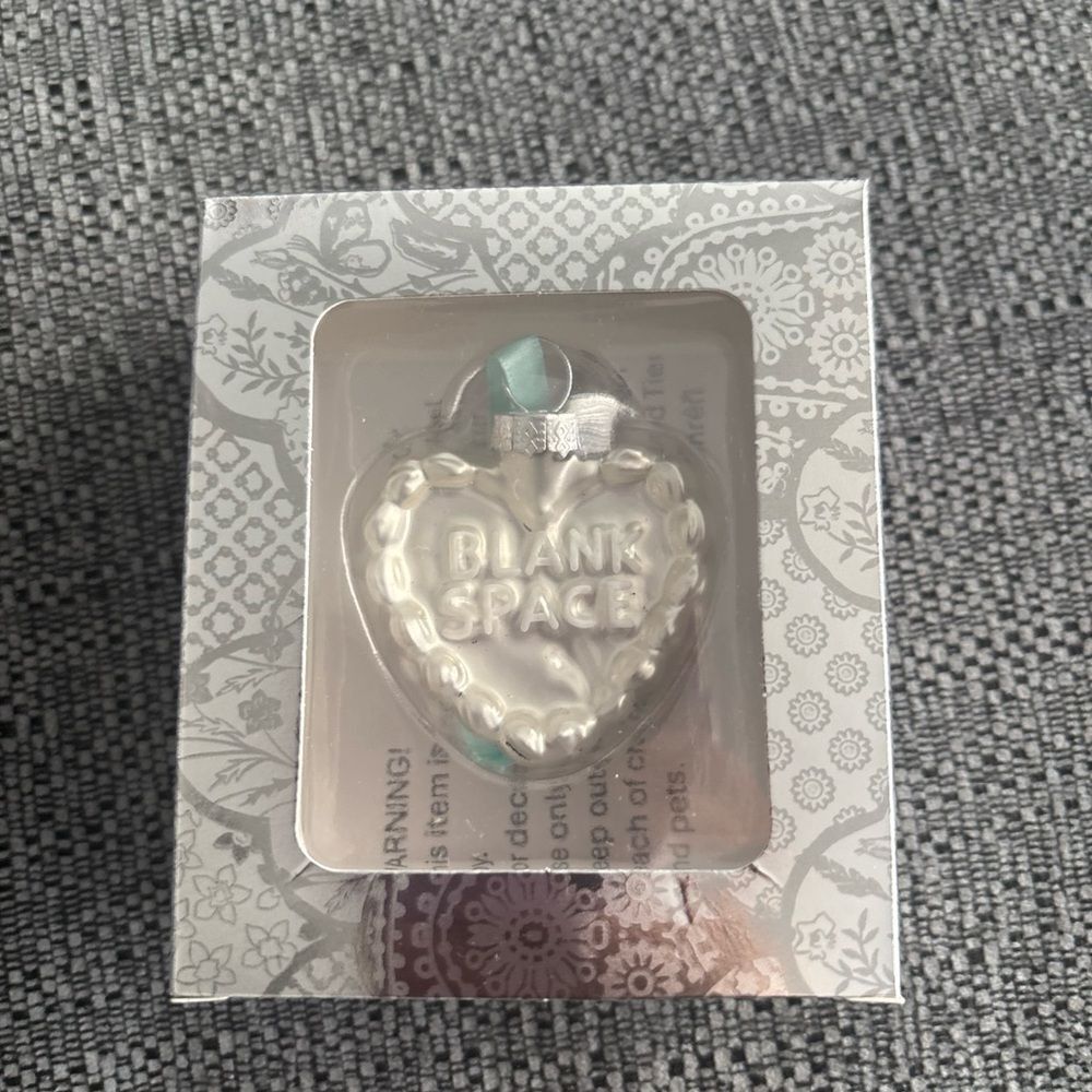 NIB Taylor swift blank space cake ornament